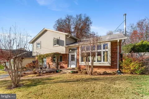 5905 Folkstone Rd, Bethesda, MD 20817