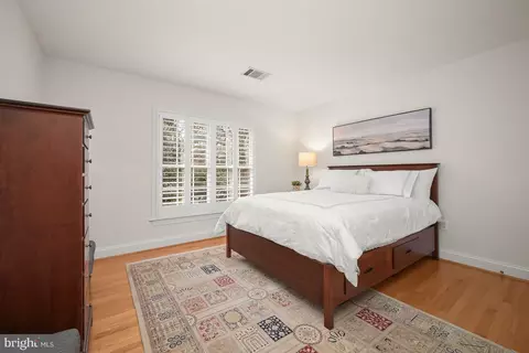 Bedroom - 9912 Doubletree Ct, Potomac, MD 20854 photo 4 of 5