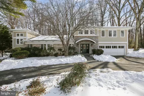 9421 Thrush Ln, Potomac, MD 20854