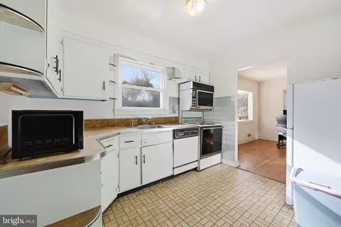 703 Northwest Dr, Silver Spring, MD 20901 photo 5