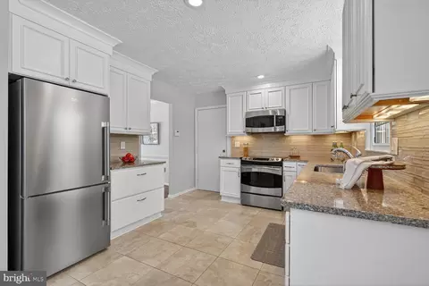 Kitchen - 2703 Belle Crest Ln, Silver Spring, MD 20906 photo 3 of 5