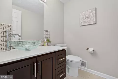 Bath - 2703 Belle Crest Ln, Silver Spring, MD 20906 photo 2 of 4