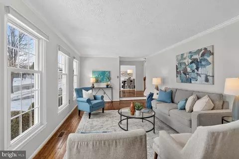Living - 2703 Belle Crest Ln, Silver Spring, MD 20906 photo 3 of 8
