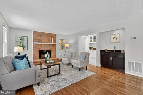 Living - 2703 Belle Crest Ln, Silver Spring, MD 20906 photo 7 of 8