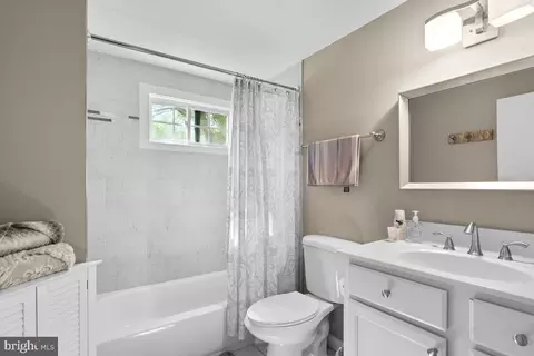 Bath - 14028 Breeze Hill Ln, Silver Spring, MD 20906 photo 3 of 3