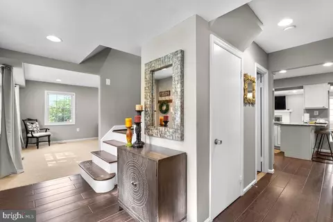 Entry Way - 14028 Breeze Hill Ln, Silver Spring, MD 20906 photo 2 of 3
