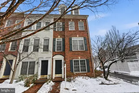 302 Fallsgrove Dr, Rockville, MD 20850