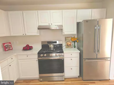 18 Monroe St #201, Rockville, MD 20850