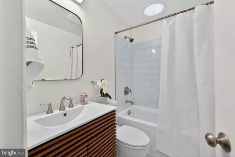 Bath - 9717 Capitol View Ave, Silver Spring, MD 20910 photo 1 of 1