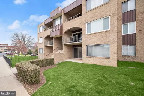 416 Girard St #T2, Gaithersburg, MD 20877