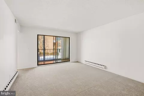 Living - 15301 Beaverbrook Ct #2C, Silver Spring, MD 20906 photo 2 of 5