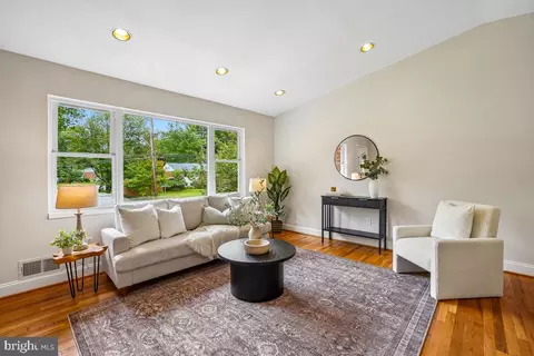 Living - 827 Caddington Ave, Silver Spring, MD 20901 photo 2 of 8