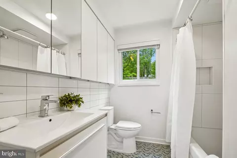 Bath - 827 Caddington Ave, Silver Spring, MD 20901 photo 2 of 4