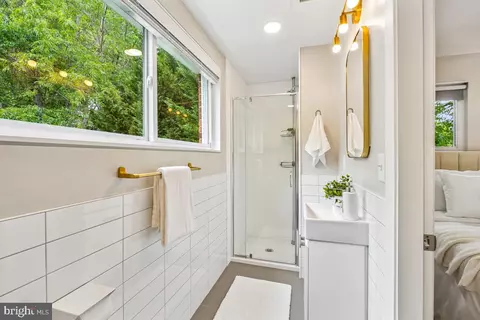 Bath - 827 Caddington Ave, Silver Spring, MD 20901 photo 1 of 4