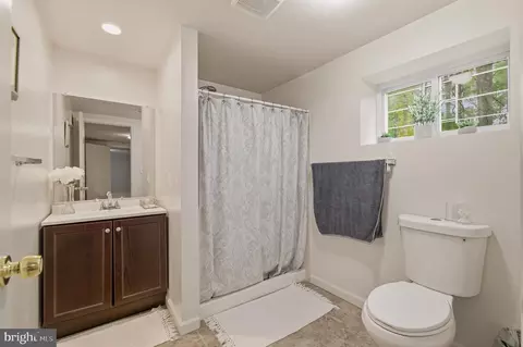 Bath - 1609 Winding Waye Ln, Silver Spring, MD 20902 photo 4 of 4