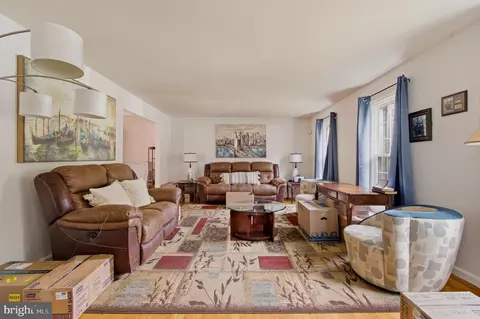 Living - 1609 Winding Waye Ln, Silver Spring, MD 20902 photo 2 of 5