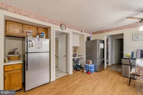 Entry Way - 1609 Winding Waye Ln, Silver Spring, MD 20902 photo 4 of 8