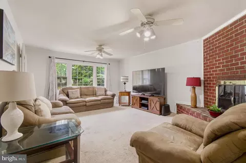 Living - 1609 Winding Waye Ln, Silver Spring, MD 20902 photo 3 of 5