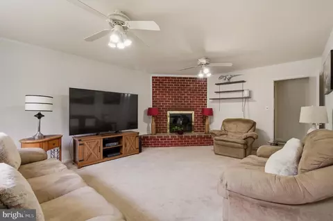Living - 1609 Winding Waye Ln, Silver Spring, MD 20902 photo 5 of 5