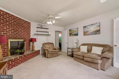 Living - 1609 Winding Waye Ln, Silver Spring, MD 20902 photo 4 of 5