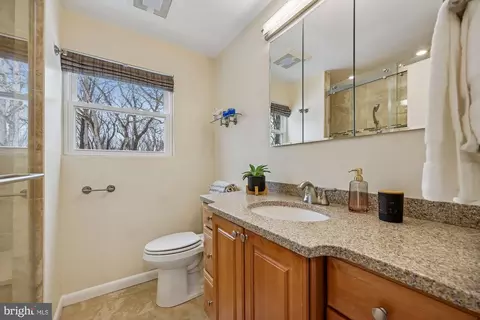 Bath - 11715 Stonington Pl, Silver Spring, MD 20902 photo 2 of 7