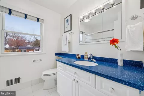 Bath - 11715 Stonington Pl, Silver Spring, MD 20902 photo 4 of 7
