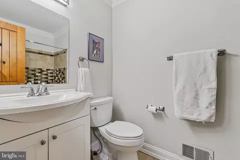 Bath - 10616 Pennydog Ln, Silver Spring, MD 20902 photo 3 of 5