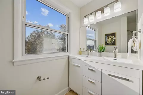 Bath - 11517 Lovejoy St, Silver Spring, MD 20902 photo 3 of 4