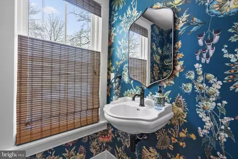 Bath - 1415 Ballard St, Silver Spring, MD 20910 photo 2 of 5