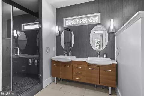 Bath - 1415 Ballard St, Silver Spring, MD 20910 photo 4 of 5