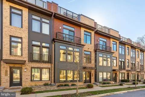 153 Winsome Cir, Bethesda, MD 20814