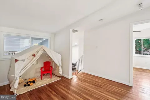 Entry Way - 420 Lamberton Dr, Silver Spring, MD 20902 photo 2 of 3