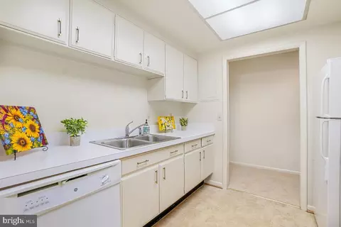Kitchen - 3400 Gleneagles Dr #73-3H, Silver Spring, MD 20906 photo 3 of 4