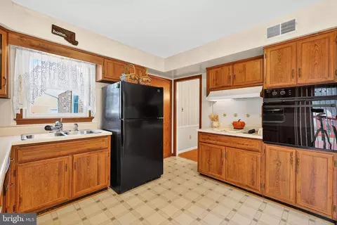 Kitchen - 2204 Badian Dr, Silver Spring, MD 20904 photo 2 of 4