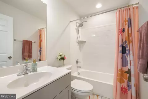Bath - 15635 Trolley Ln, Silver Spring, MD 20906 photo 2 of 2