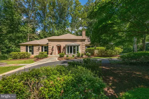 9225 Aldershot Dr, Bethesda, MD 20817