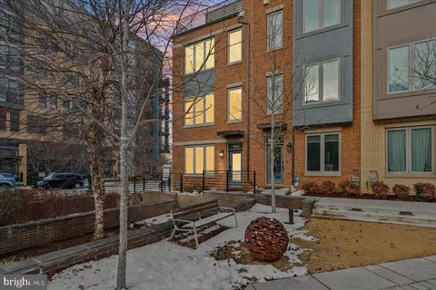 882 Thompson Cres #28, Rockville, MD 20852