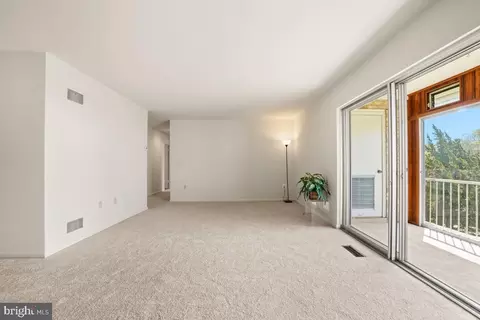 Living - 3350 Gleneagles Dr #70-2B, Silver Spring, MD 20906 photo 2 of 5