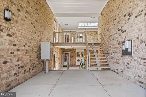 Entry Way - 3350 Gleneagles Dr #70-2B, Silver Spring, MD 20906 photo 3 of 3