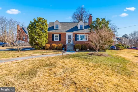 9225 Villa Dr, Bethesda, MD 20817