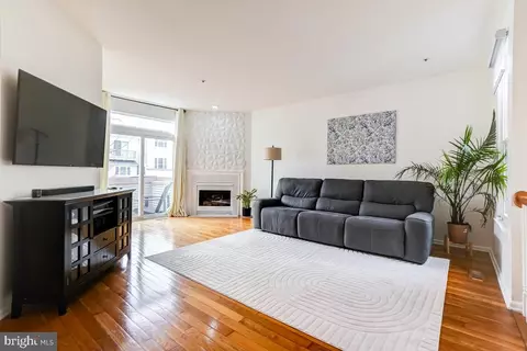 10305 Royal Woods Ct, Gaithersburg, MD 20886