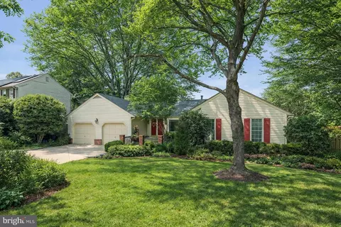 9201 Copenhaver Dr, Potomac, MD 20854