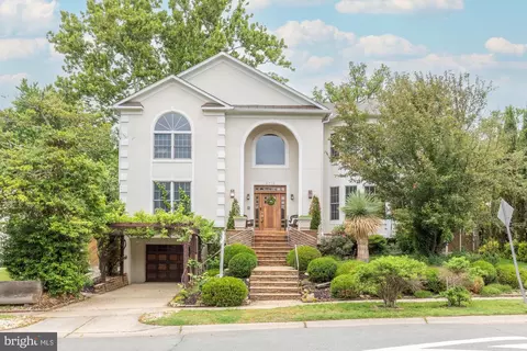 9715 Singleton Dr, Bethesda, MD 20817