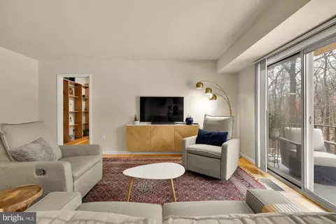 10661 Weymouth St #102, Bethesda, MD 20814