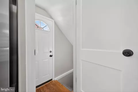 Entry Way - 914 Dennis Ave, Silver Spring, MD 20901 photo 3 of 4