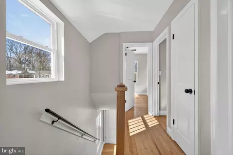 Entry Way - 914 Dennis Ave, Silver Spring, MD 20901 photo 2 of 4