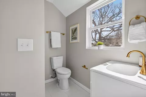 Bath - 914 Dennis Ave, Silver Spring, MD 20901 photo 1 of 2