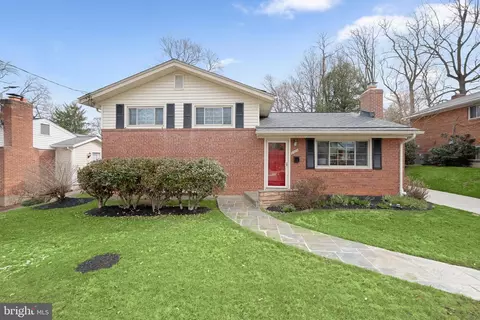 9809 Holmhurst Rd, Bethesda, MD 20817