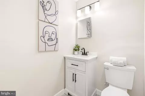 Bath - 1900 Lyttonsville Rd #1003, Silver Spring, MD 20910 photo 2 of 3