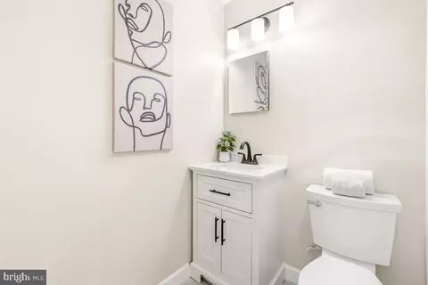 Bath - 1900 Lyttonsville Rd #1003, Silver Spring, MD 20910 photo 1 of 3